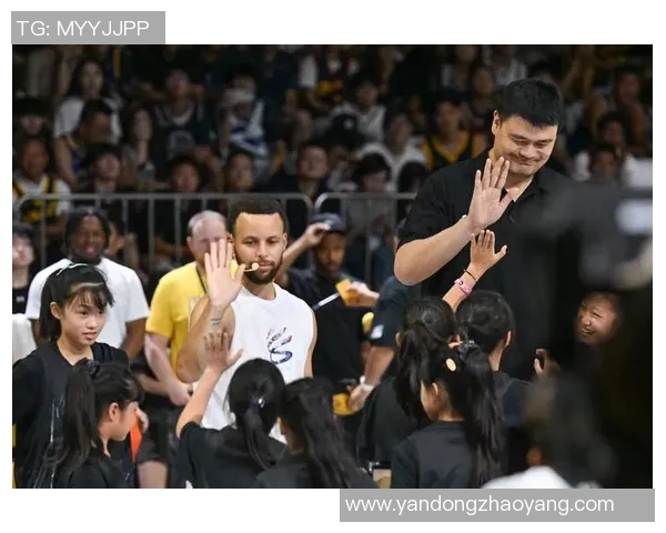 足球巨星与姚明同框合影展现体育精神与友谊的完美结合