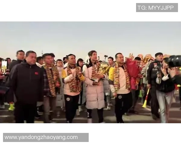 足球明星粉丝热情采访瞬间展现球迷对偶像的无限热爱与支持 足球明星粉丝热情采访瞬间展现球迷对偶像的无限热爱与支持