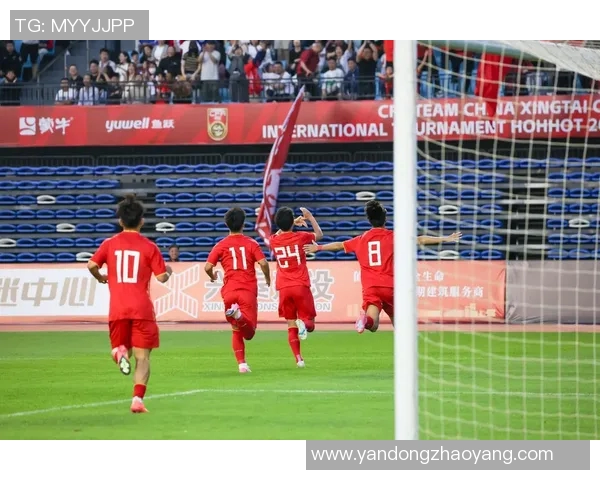 足球明星抵达保安机场引发球迷热烈欢迎现场气氛火爆