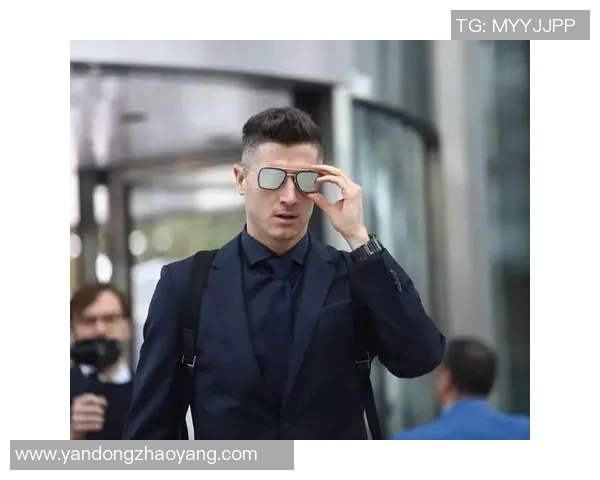 日本足球明星西装穿搭的时尚风格与场外魅力解析 日本足球明星西装穿搭的时尚风格与场外魅力解析